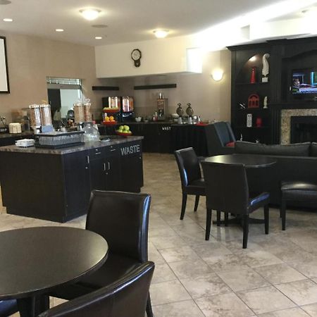 Ramada By Wyndham Brooks Hotel Bagian luar foto