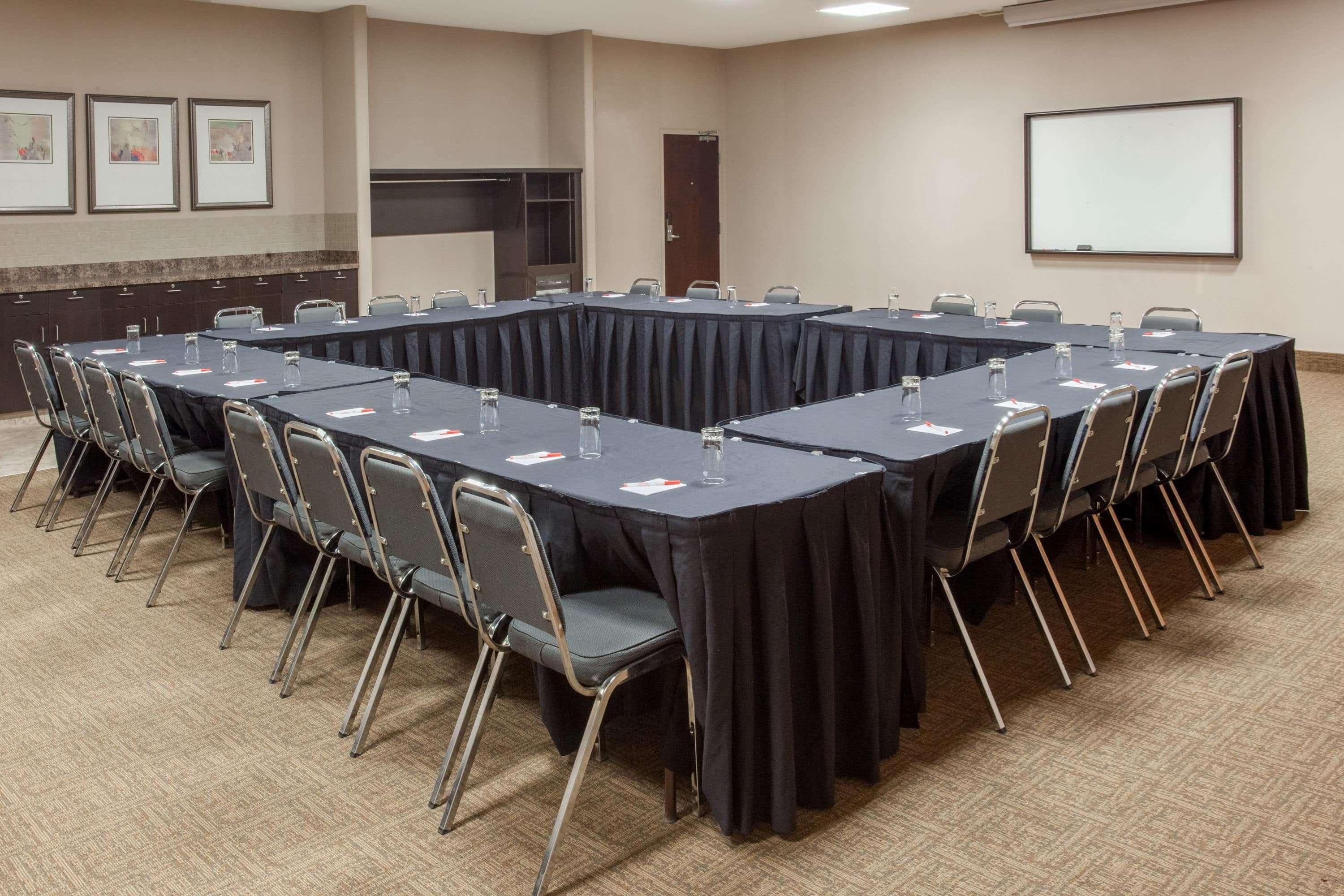 Ramada By Wyndham Brooks Hotel Bagian luar foto