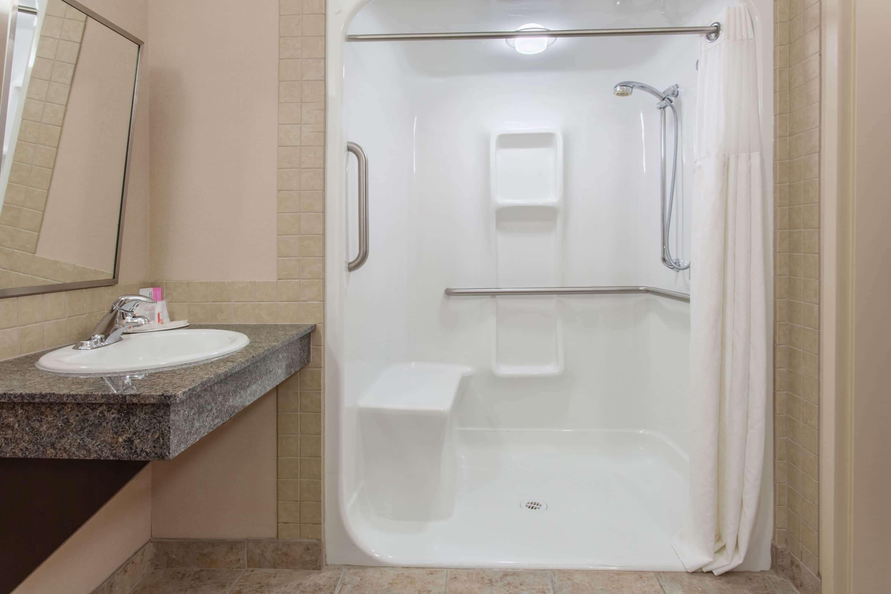 Ramada By Wyndham Brooks Hotel Bagian luar foto
