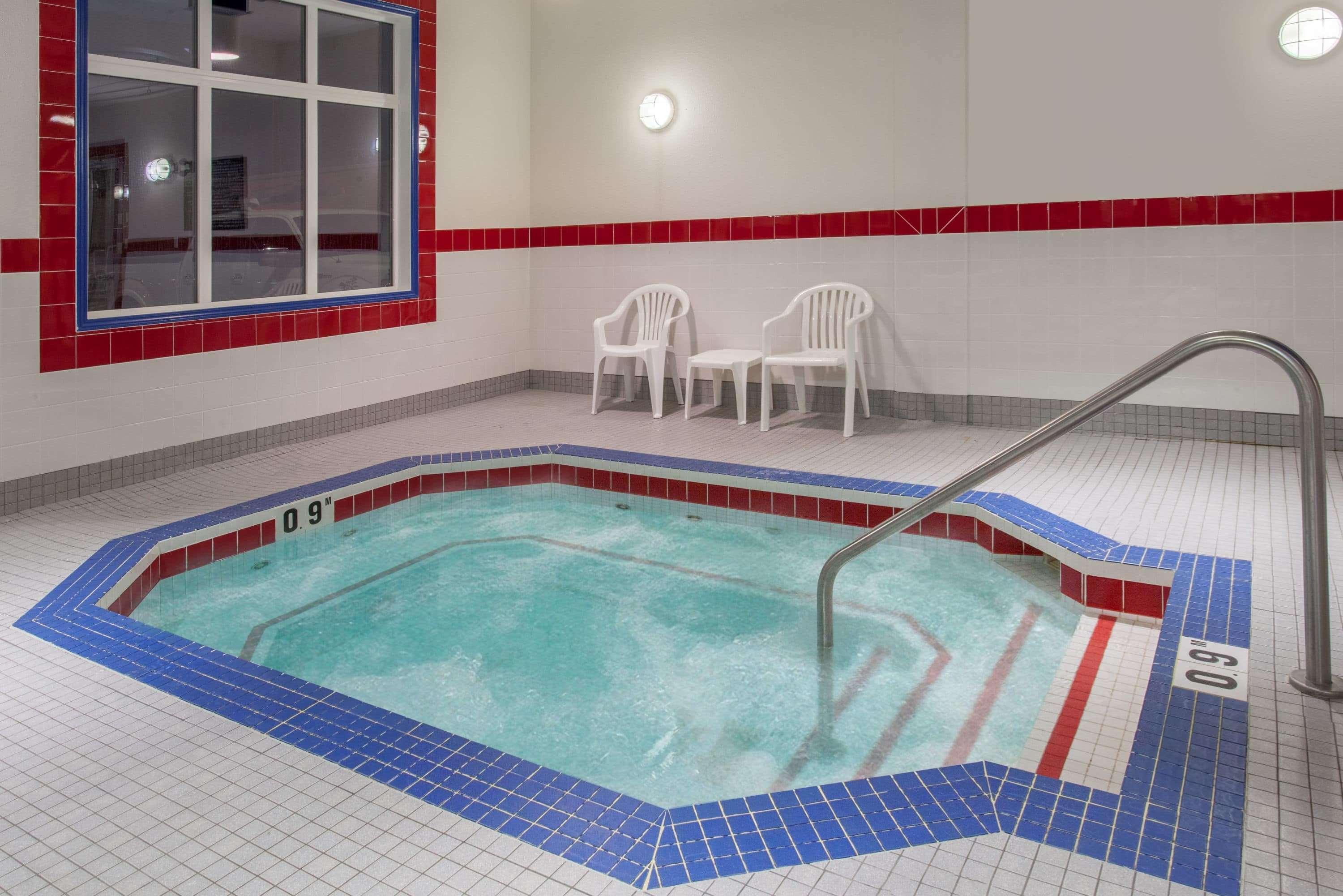 Ramada By Wyndham Brooks Hotel Bagian luar foto