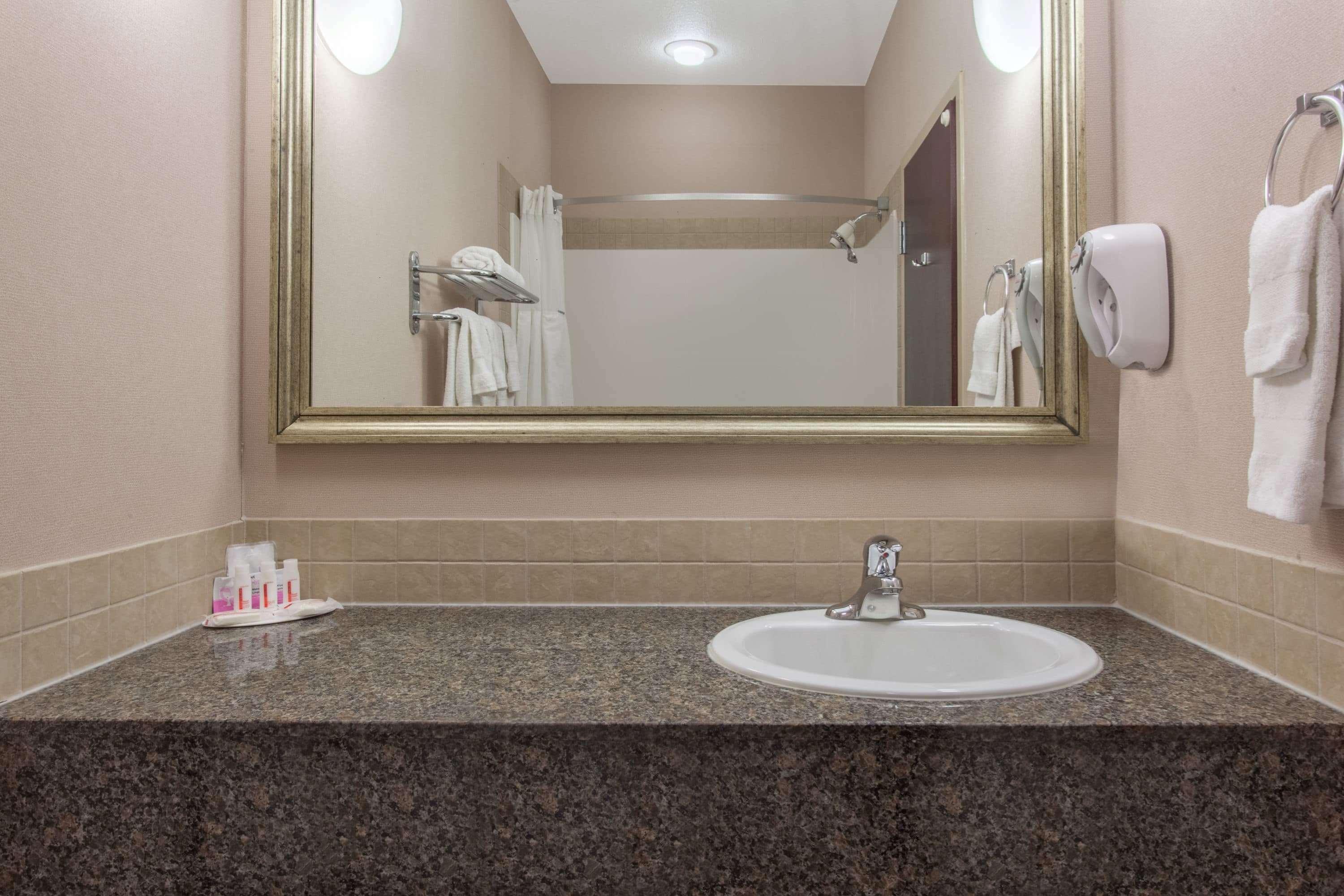 Ramada By Wyndham Brooks Hotel Bagian luar foto