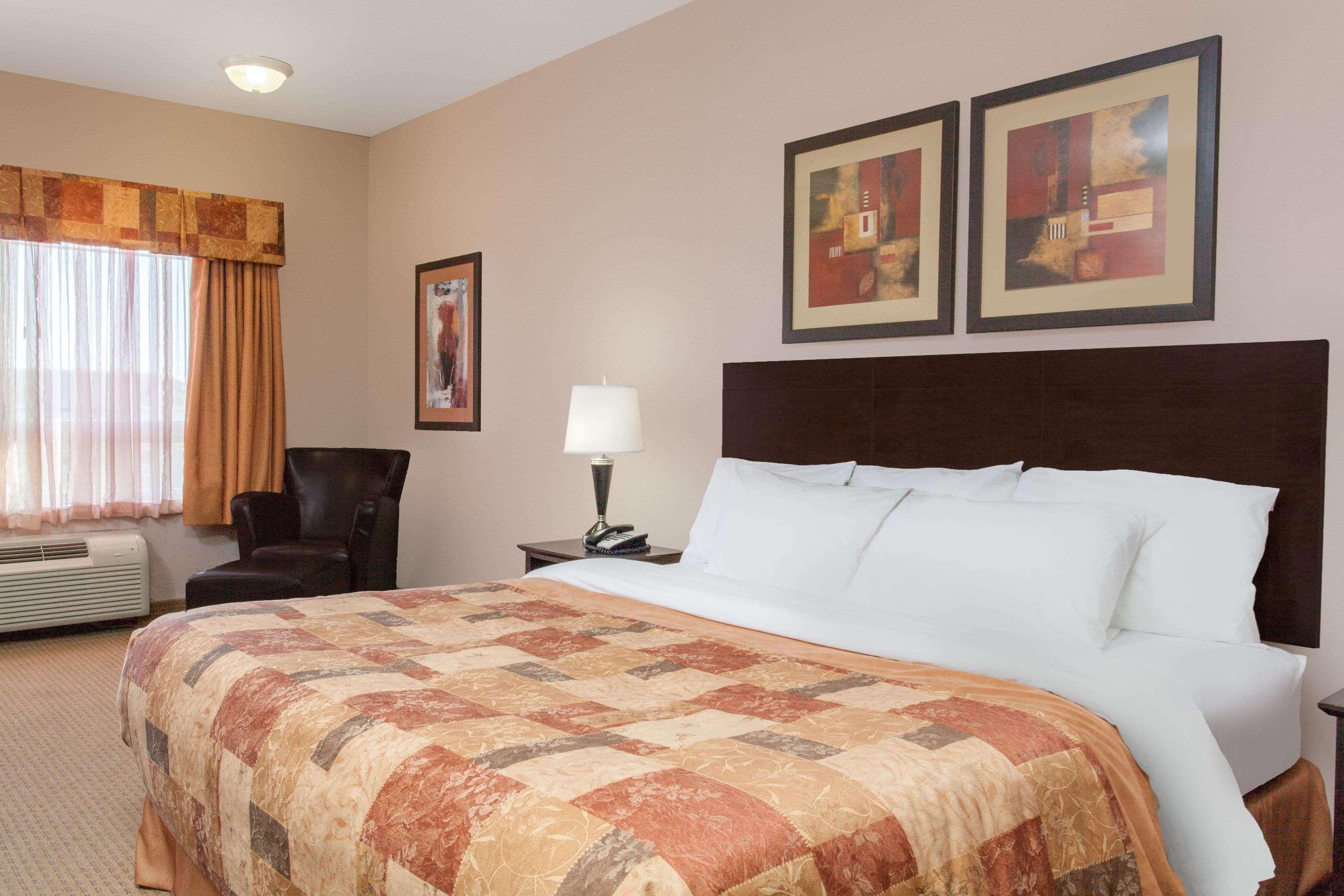 Ramada By Wyndham Brooks Hotel Bagian luar foto