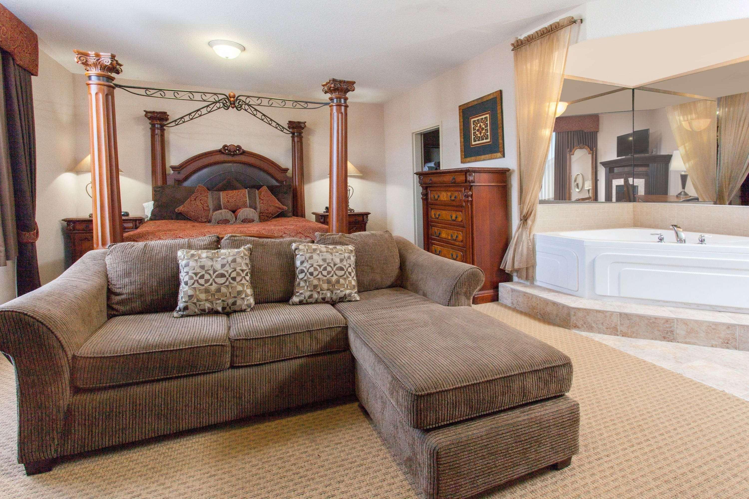 Ramada By Wyndham Brooks Hotel Bagian luar foto