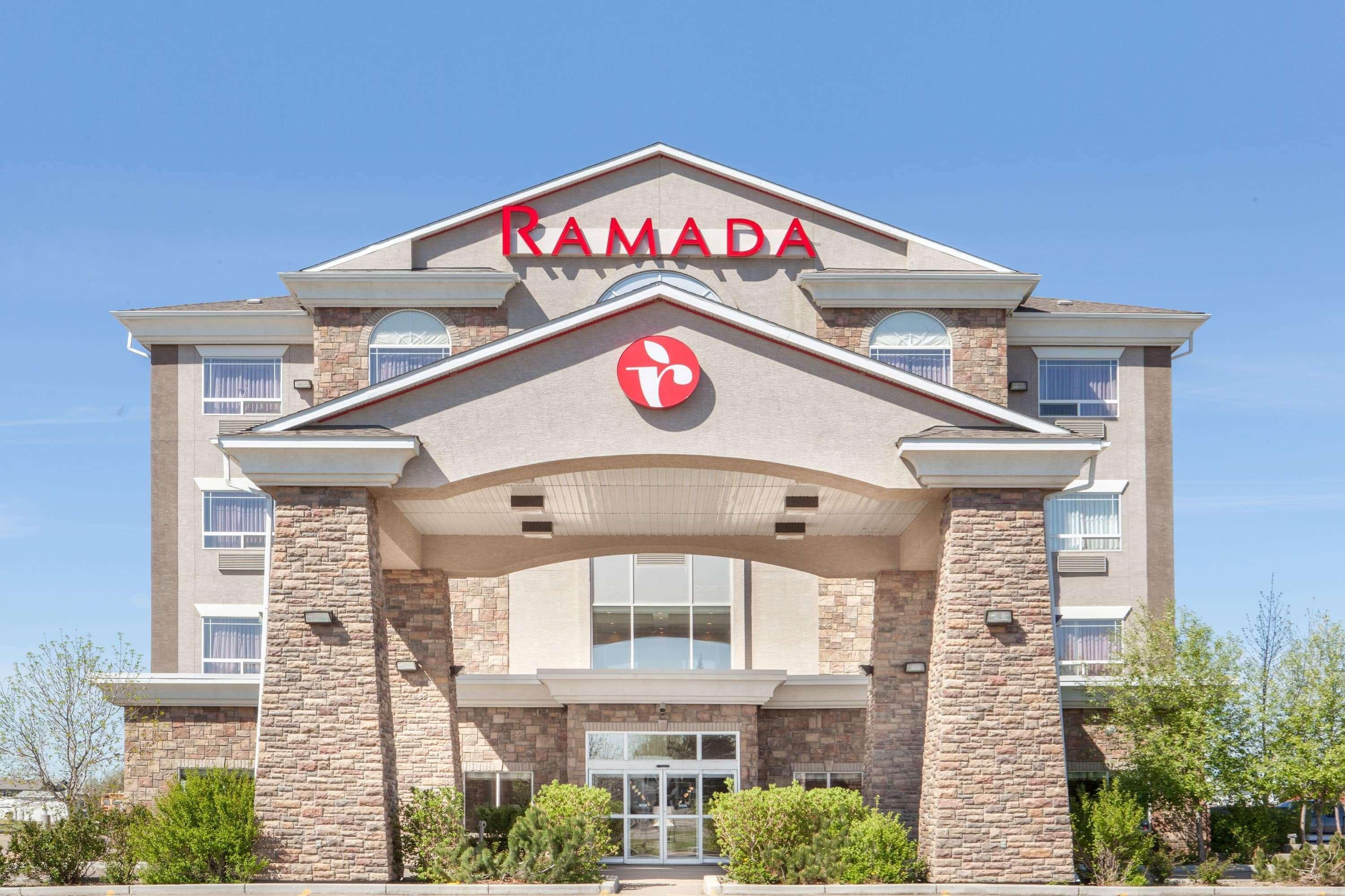 Ramada By Wyndham Brooks Hotel Bagian luar foto