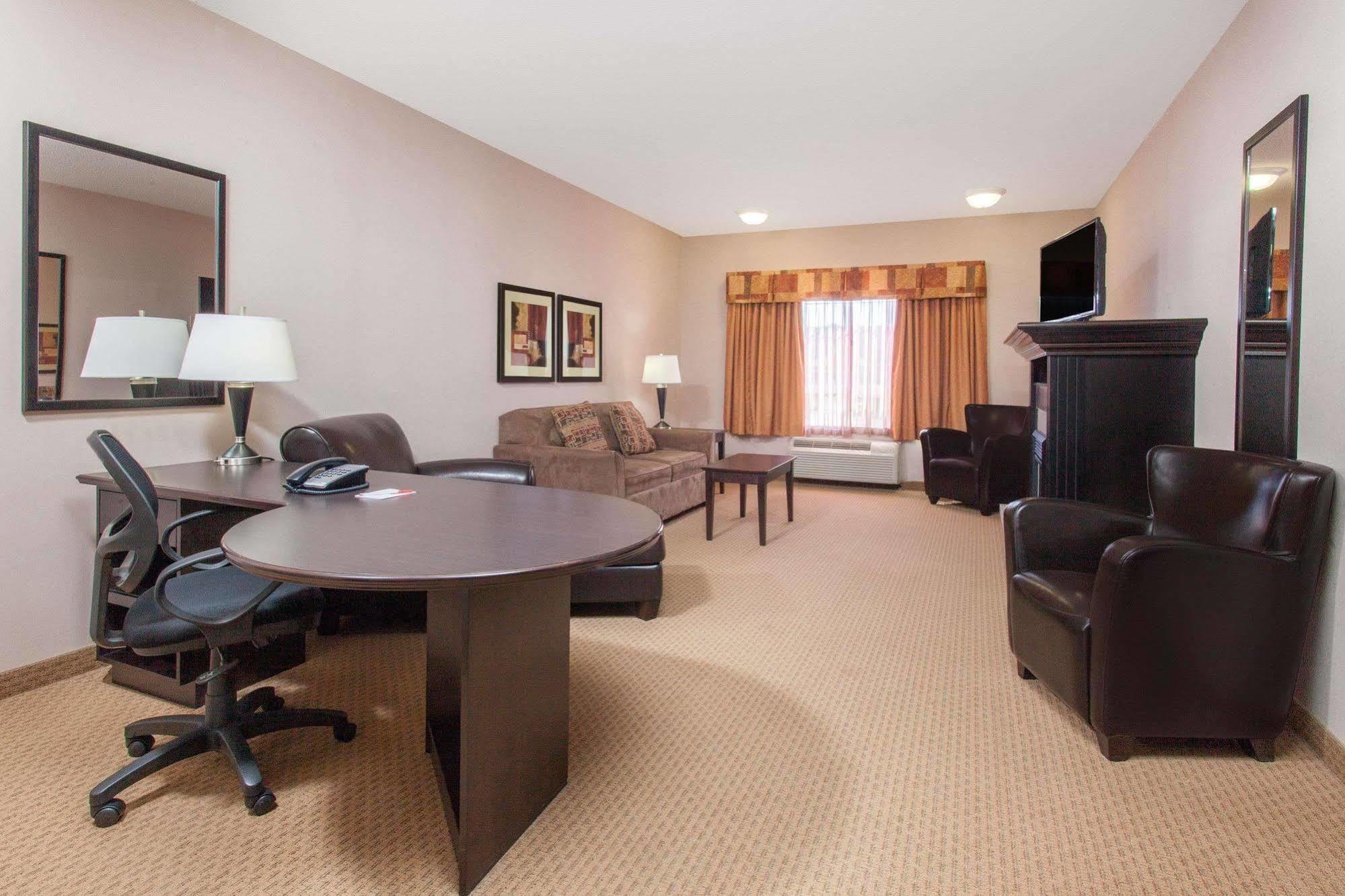 Ramada By Wyndham Brooks Hotel Bagian luar foto