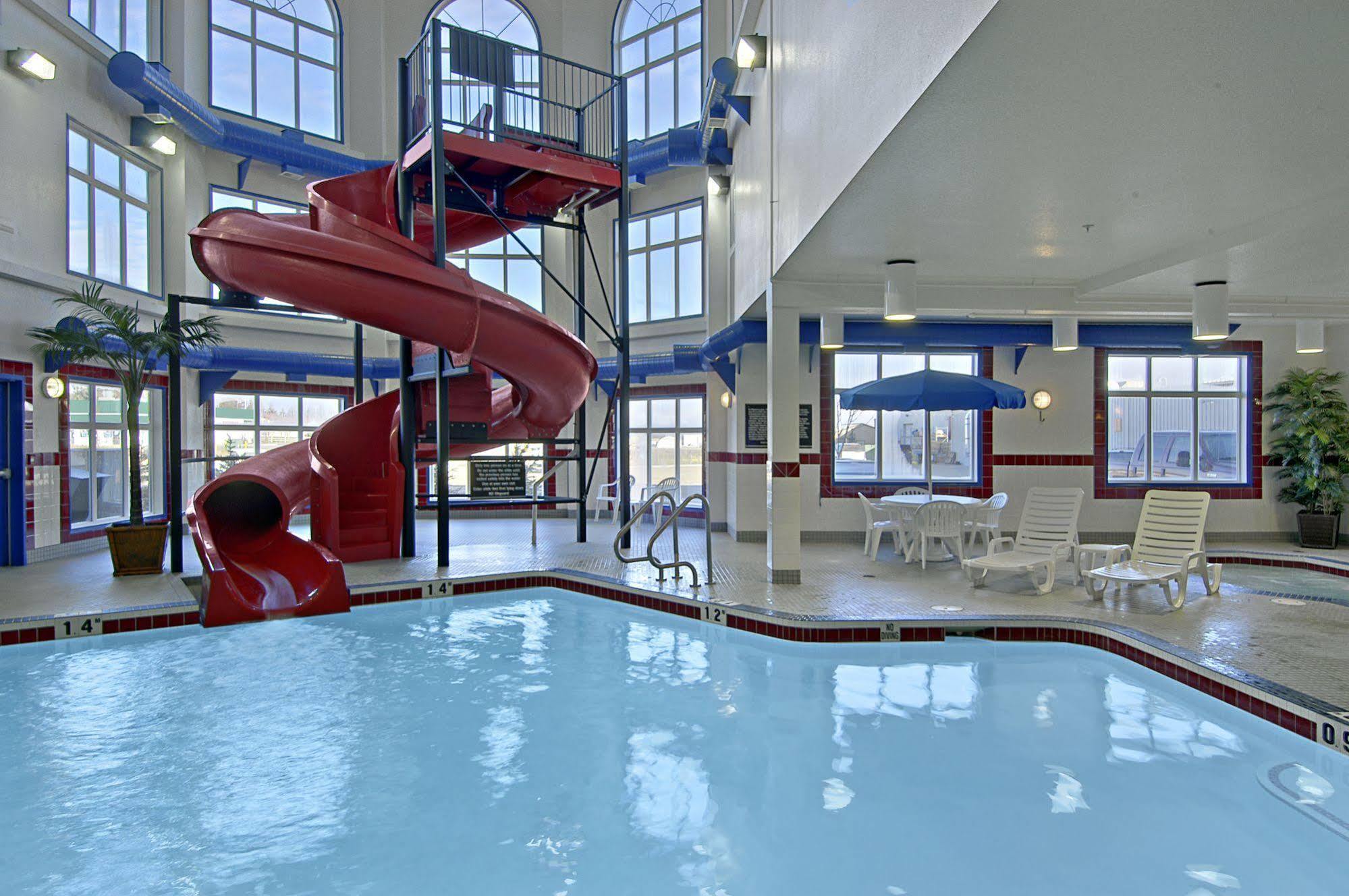 Ramada By Wyndham Brooks Hotel Bagian luar foto