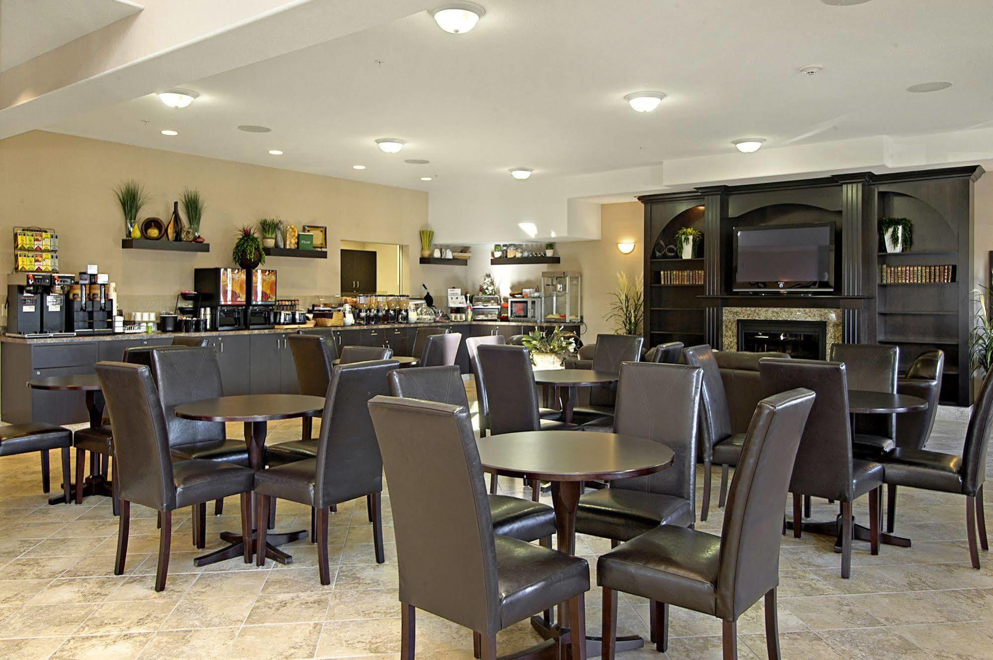 Ramada By Wyndham Brooks Hotel Bagian luar foto