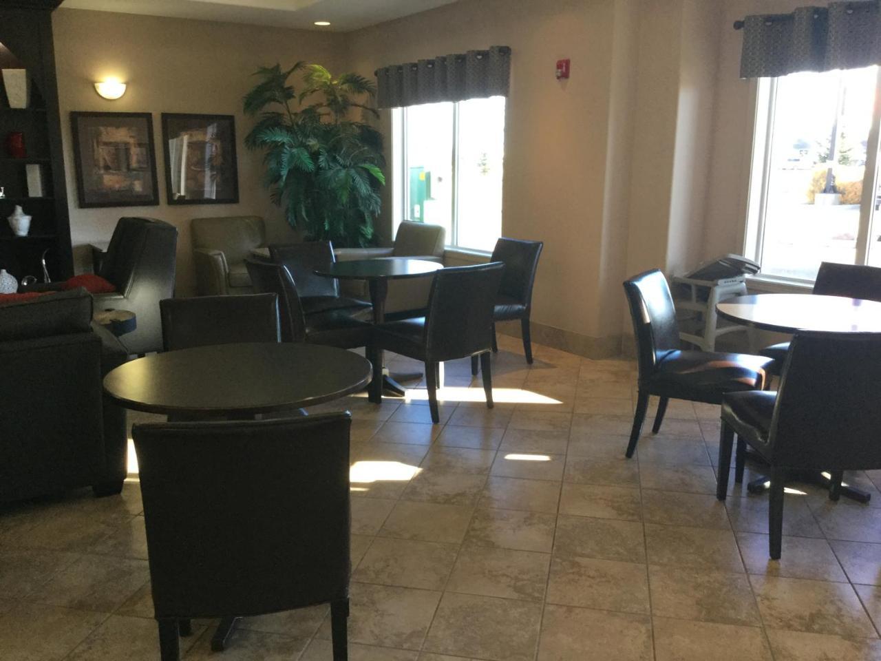 Ramada By Wyndham Brooks Hotel Bagian luar foto